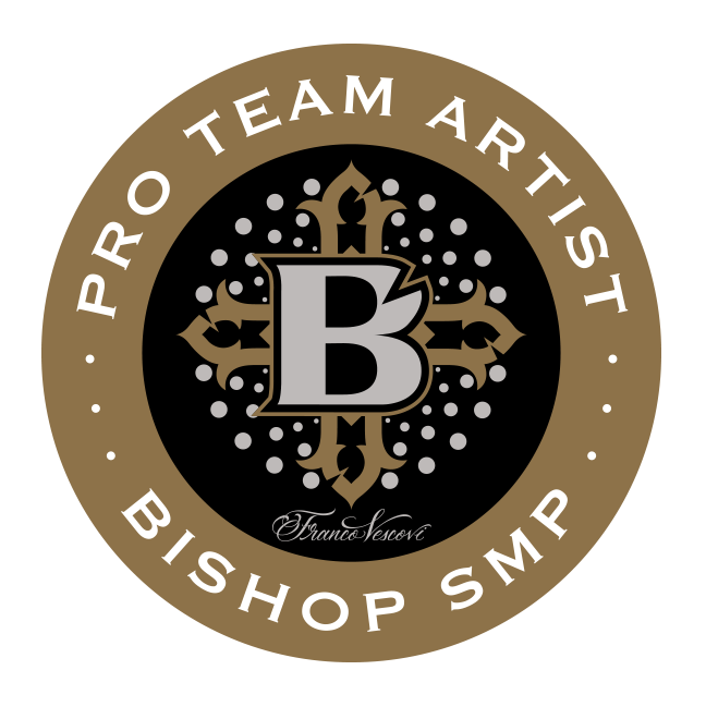Bishop SMP-logotyp: guld- och svartcirkulärt emblem med krönt bokstav B och texten ”Pro Team Artist”