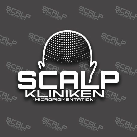 SCALP KLINIKEN-logotypen med en stiliserad grafik för skallig hårbotten och texten ”MICROPIGMENTATION” på mörkgrå bakgrund