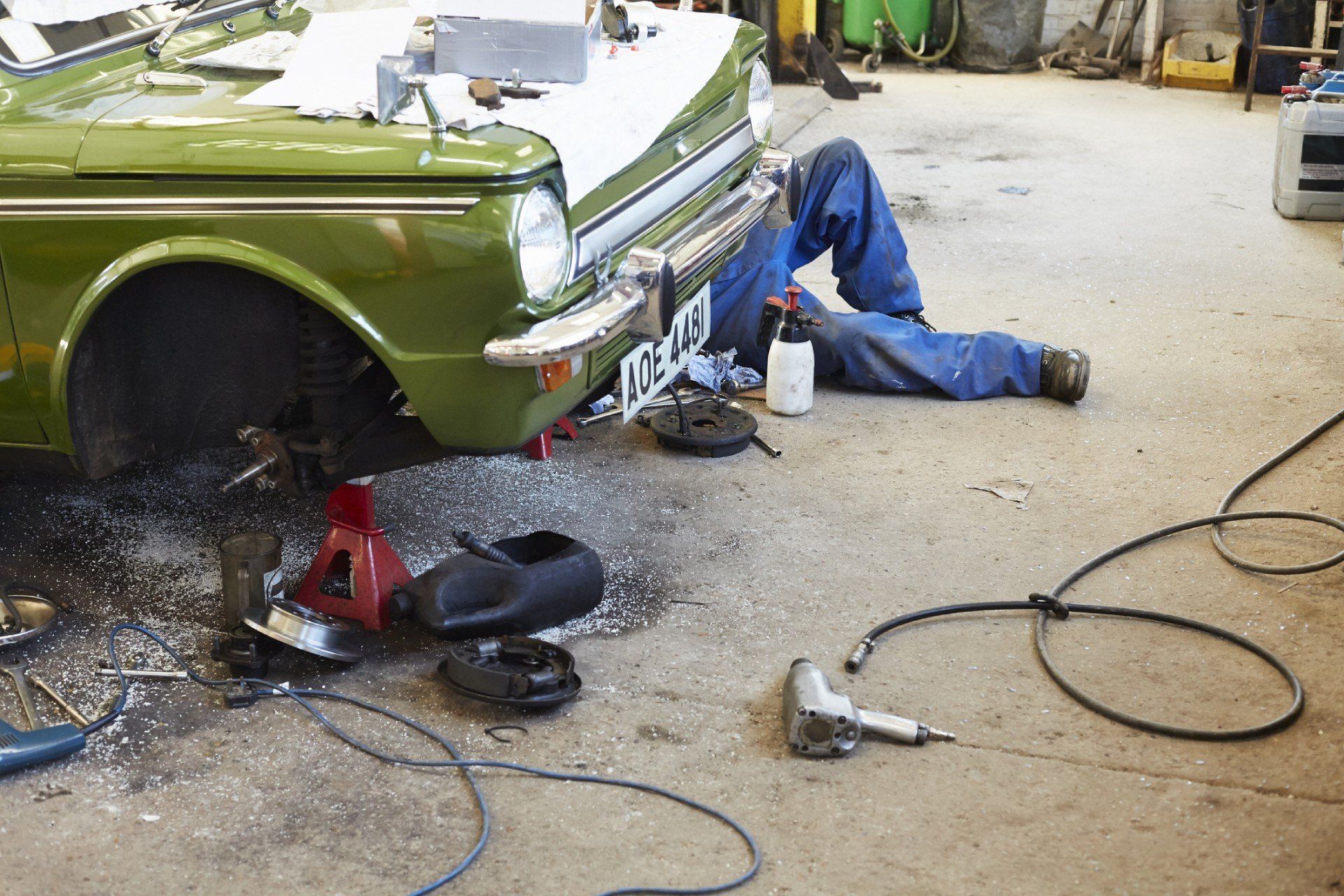 meccanico in autofficina durante una riparazione