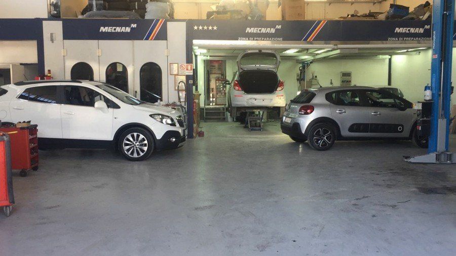 auto dentro la carrozzeria