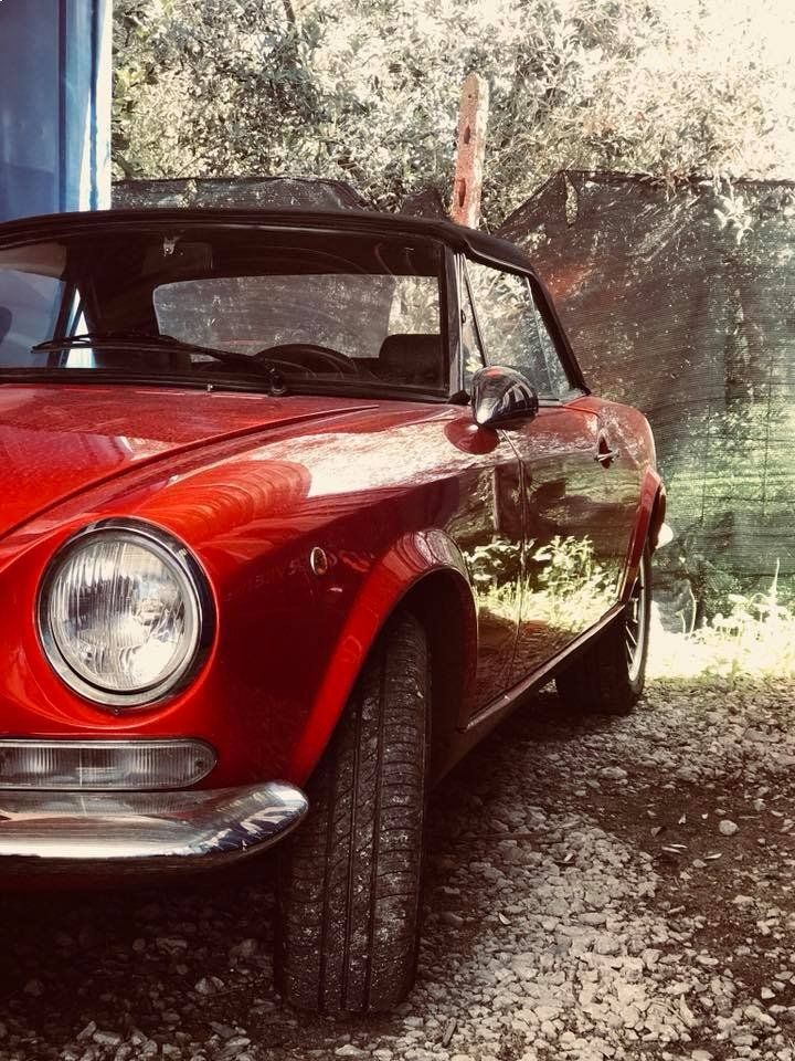 auto d'epoca restaurata dalla carrozzeria