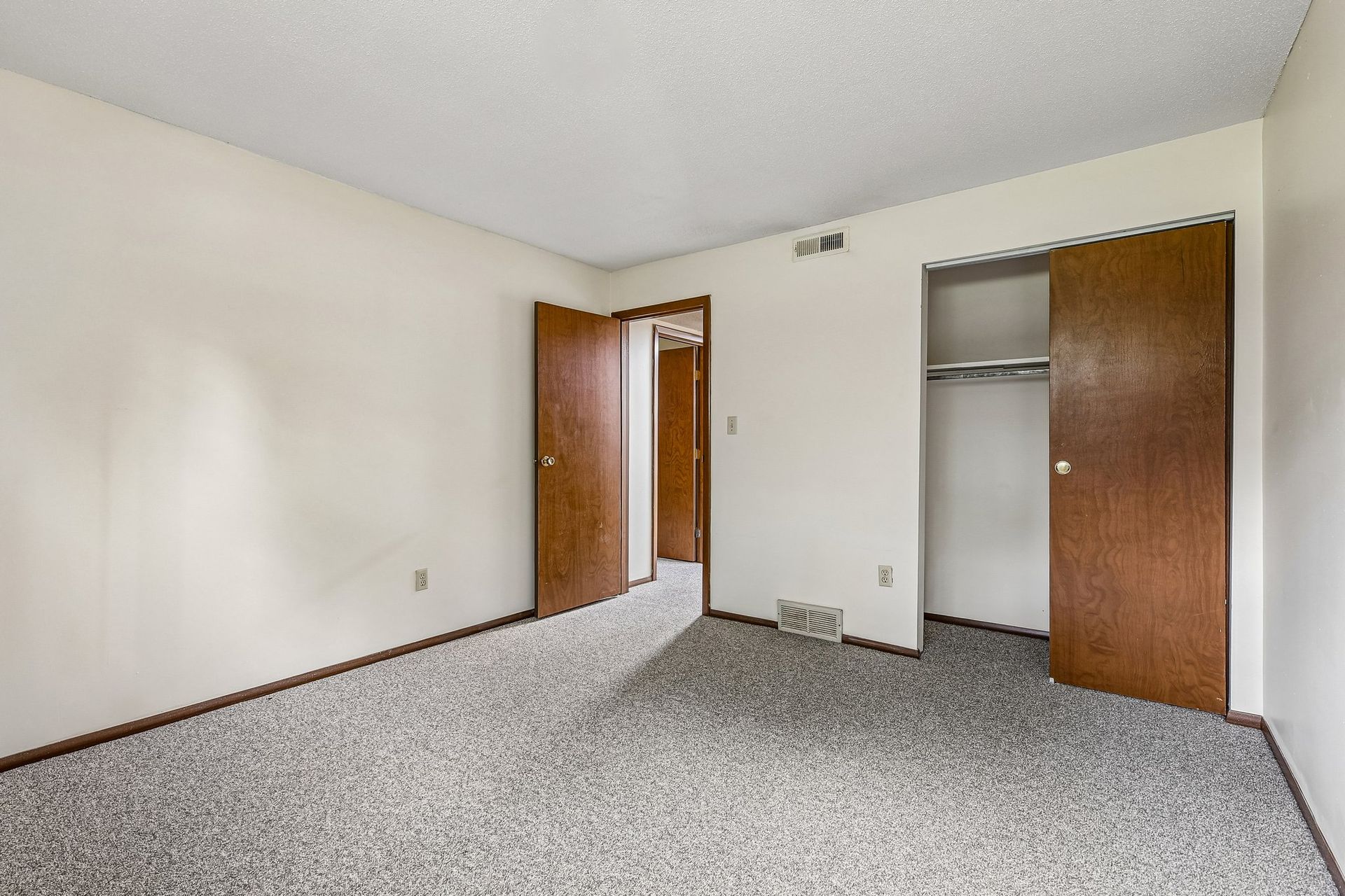 Photo of a medium-sized bedroom