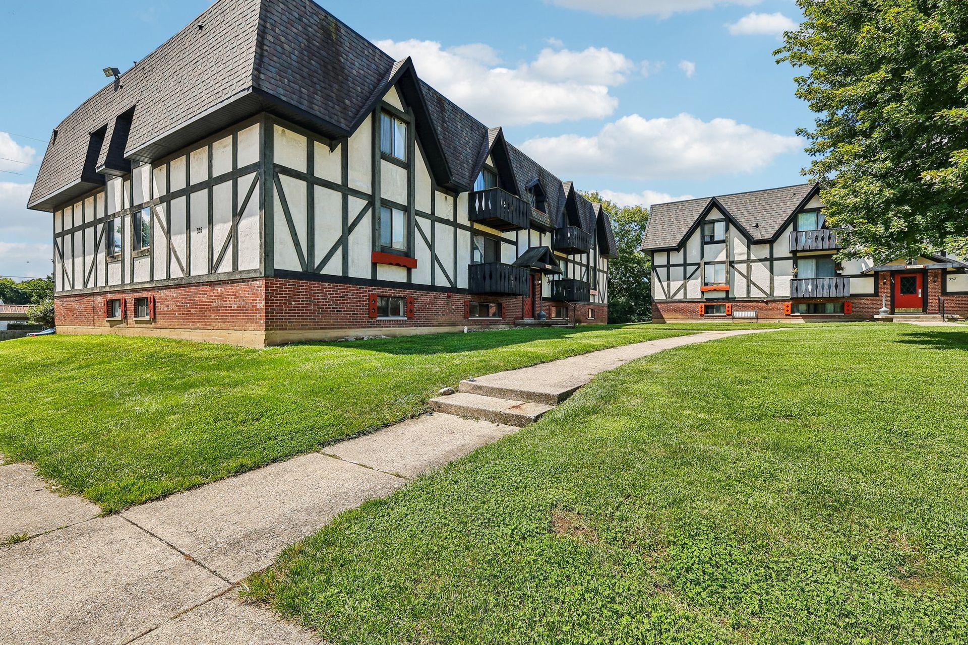 Photo of an L-shaped apartment building
