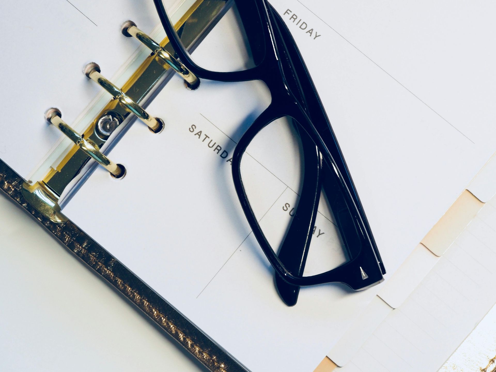 Un par de gafas encima de un calendario.