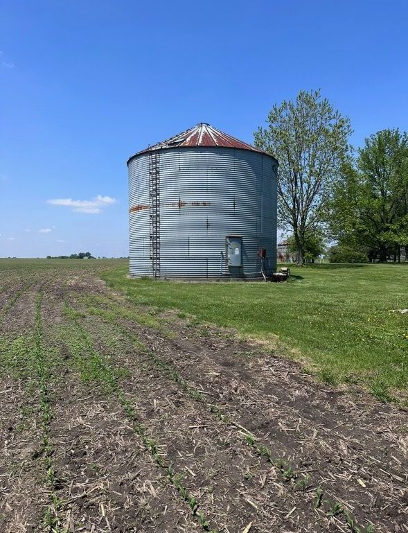 Picture of a silo that looks in need of a painting job. 