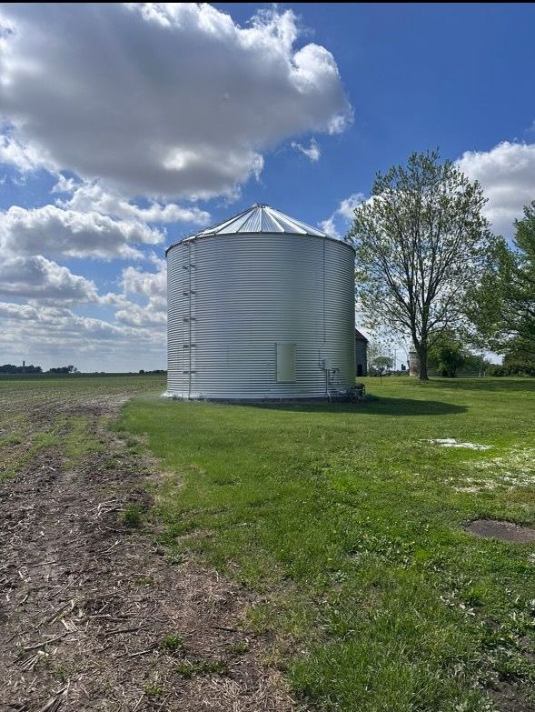 Picture of a storage tank that is just being repainted. 