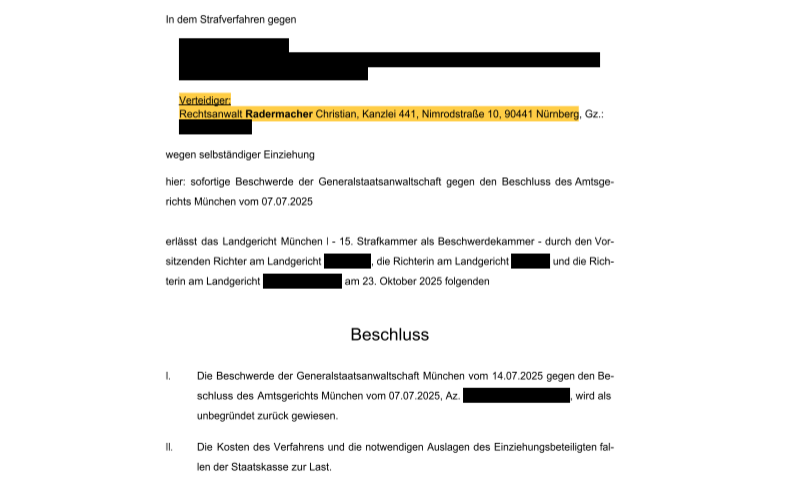 Rechtsdokument mit geschwärzten persönlichen Daten. Gelbe Hervorhebung, Text in Deutsch und nummerierte Abschnitte.