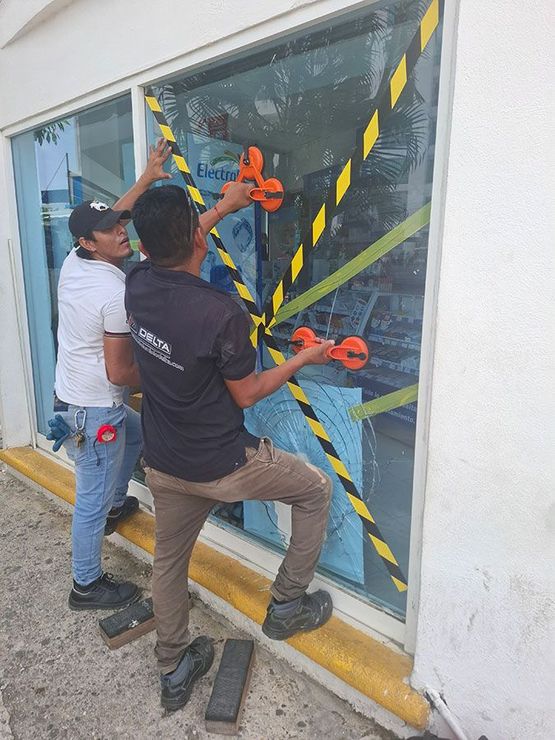 Técnicos instalando aluminio y vidrio