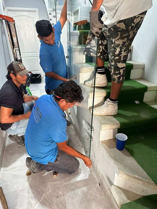 Proyecto de barandales y cancelería de vidrio