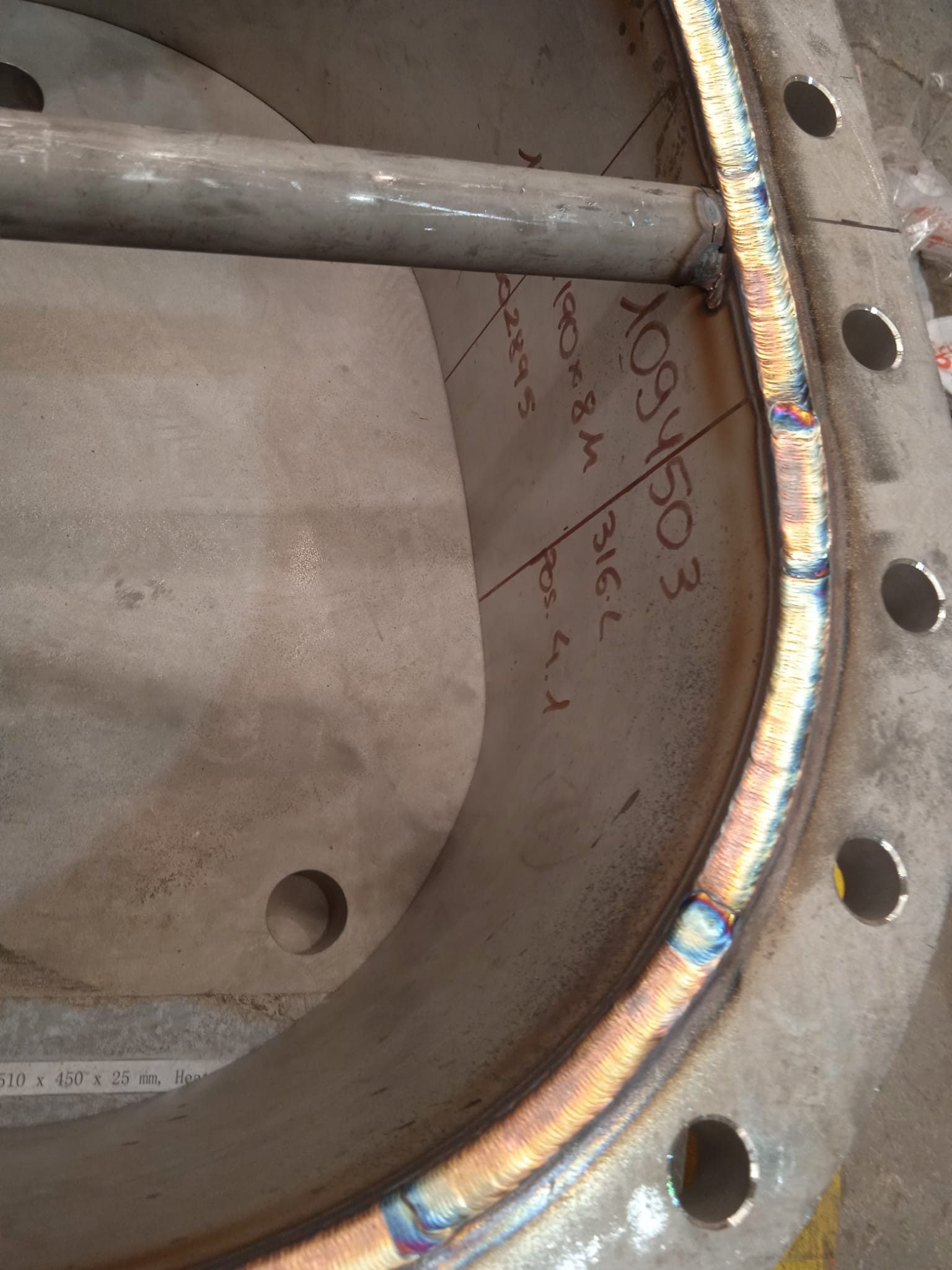 Pormenor de flange furada com cordão de soldadura