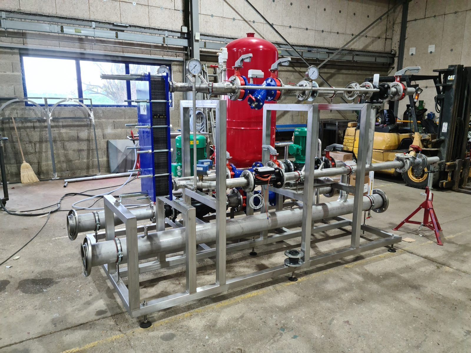 Central térmica em chassis pronta a expedir