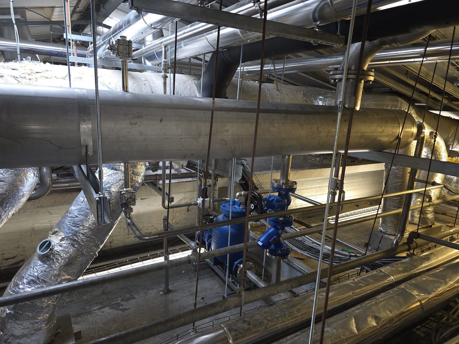 Rede de vapor e condensados montada em obra