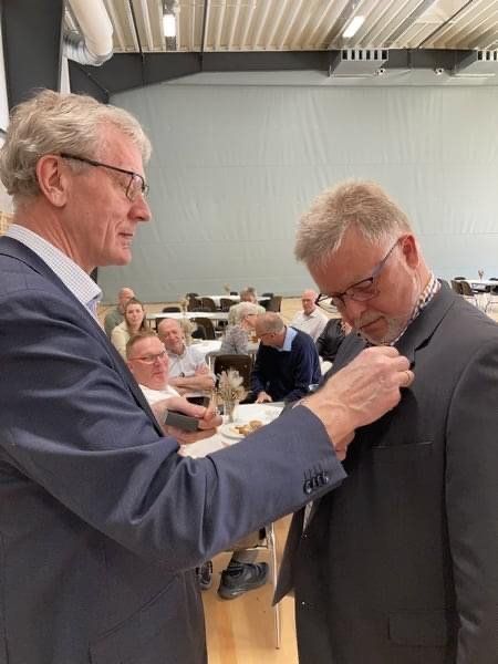 Henrik Nielsen modtager sølvnålen Henrik Nielsen modtager sølvnålen