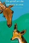 Illustraties van een giraffe en een jakhals, tegenover elkaar staand tegen een groene en blauwe achtergrond.