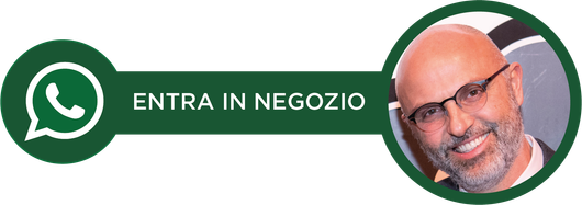 Un uomo con gli occhiali e la barba sorride in un cerchio verde.