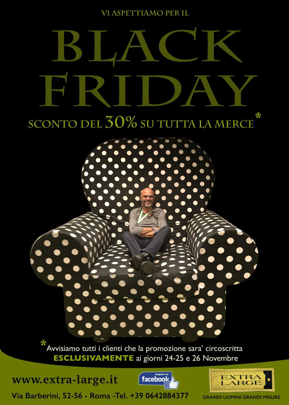 Una pubblicità del Black Friday con un uomo seduto su una sedia