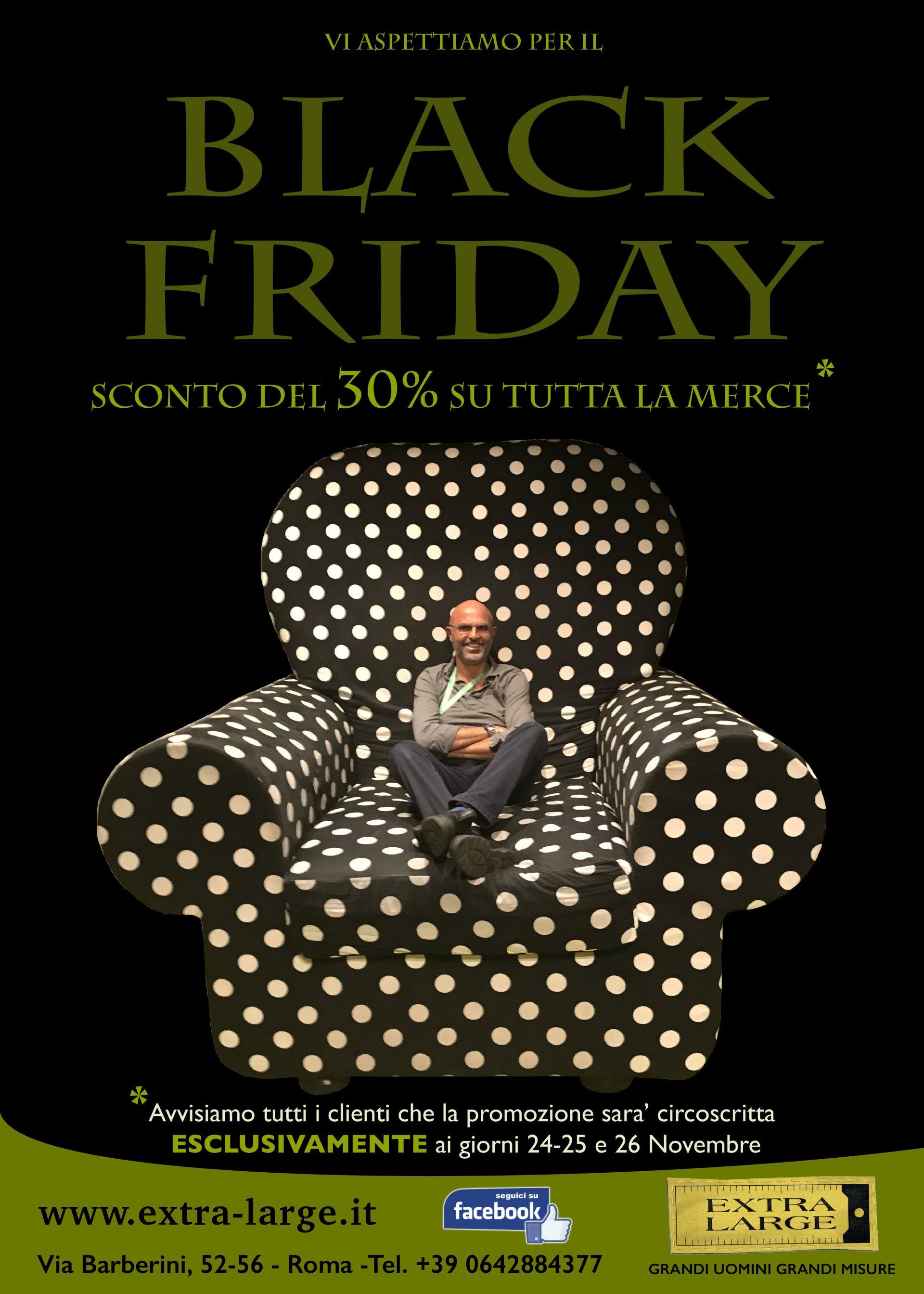 Una pubblicità del Black Friday con un uomo seduto su una sedia