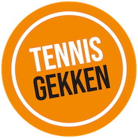 Een rond oranje logo met een witte rand, met het woord 