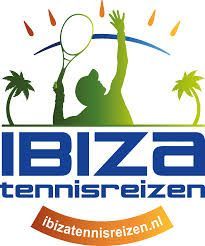 Logo voor Ibiza Tennisreizen met een silhouet van een tennisser, palmbomen en het websiteadres in een gebogen banner.