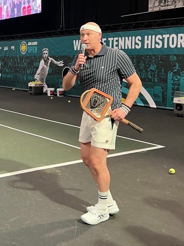  Edwin spreekt toe terwijl hij een vintage clinic geeft 