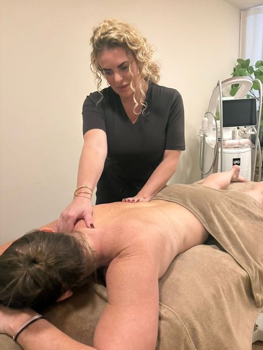 kelly behandelt de rug van een client bij After Lipo Care in Eindhoven