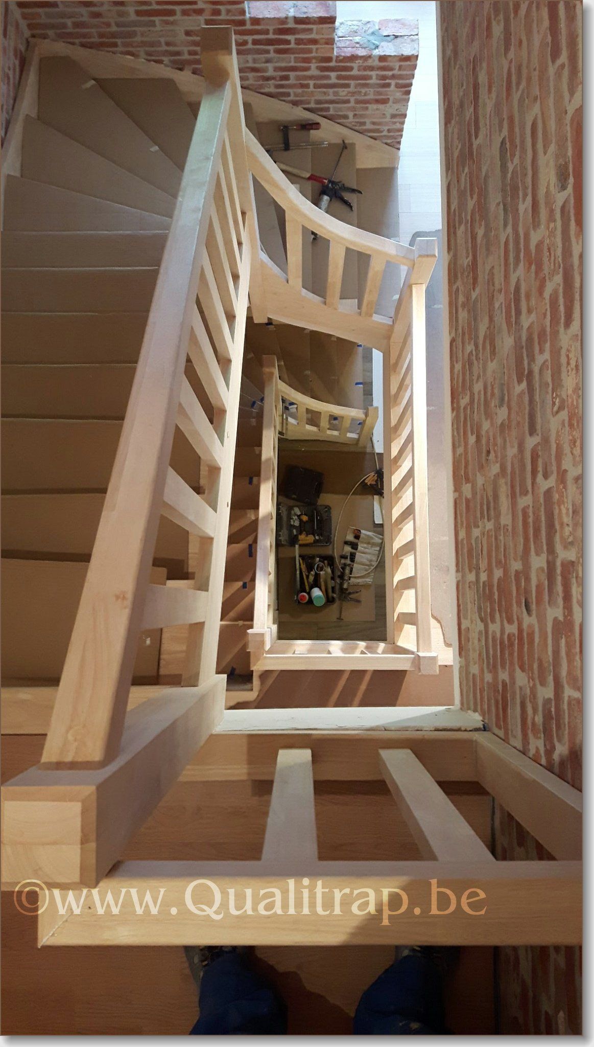 Trap in hout over beton met balustrade 