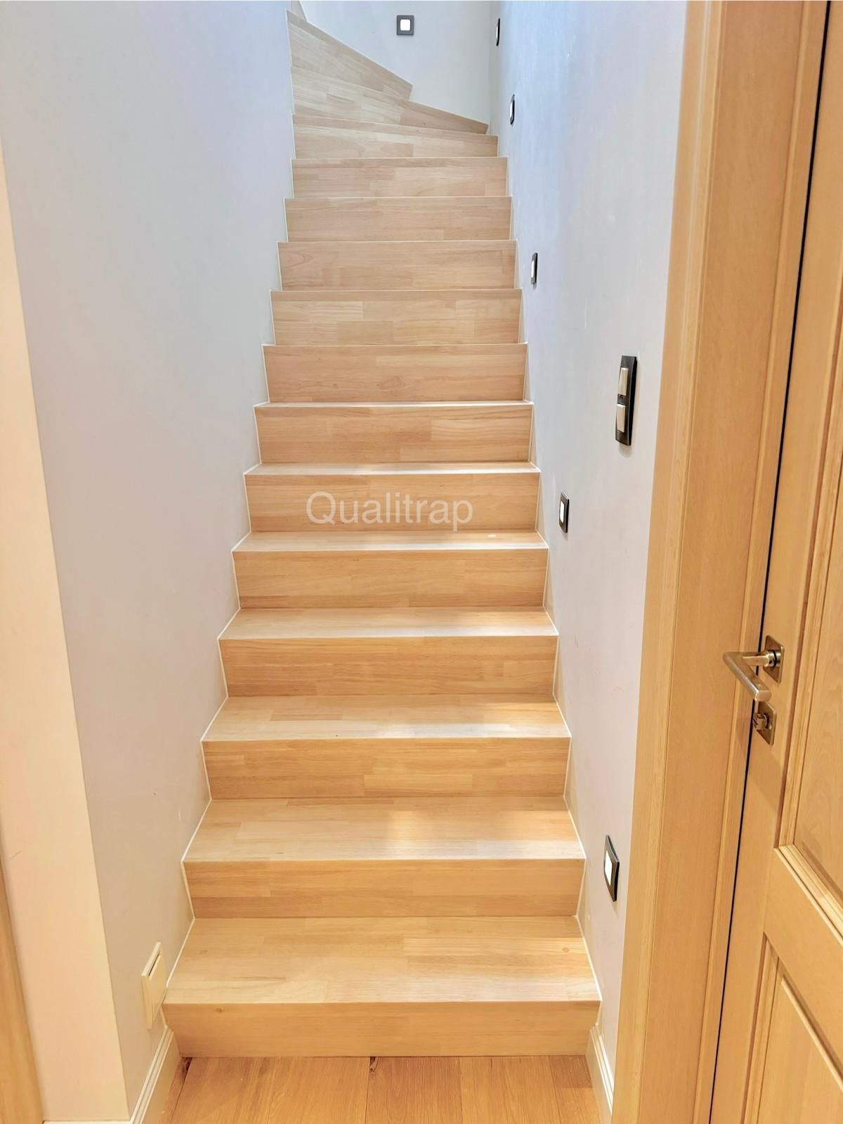 betonnen trap bekleden rubberwood 
