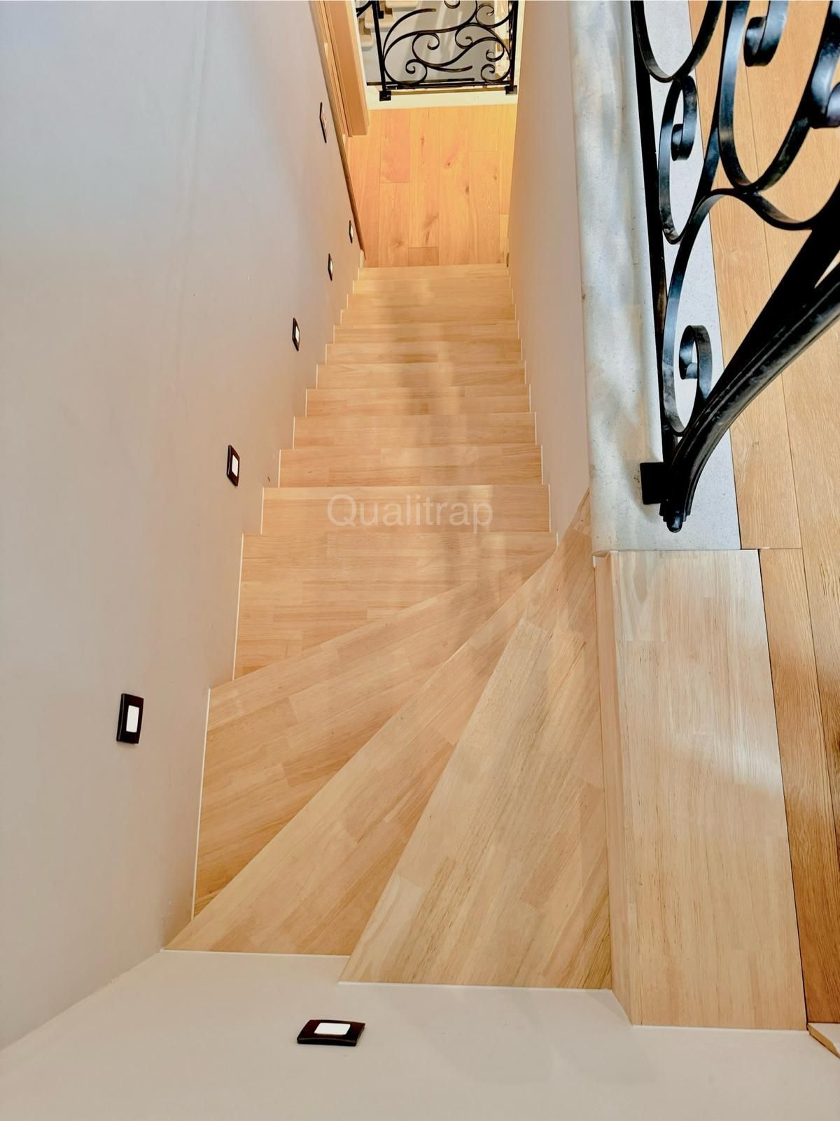 bovenaanzicht rubberwood trapbekleding