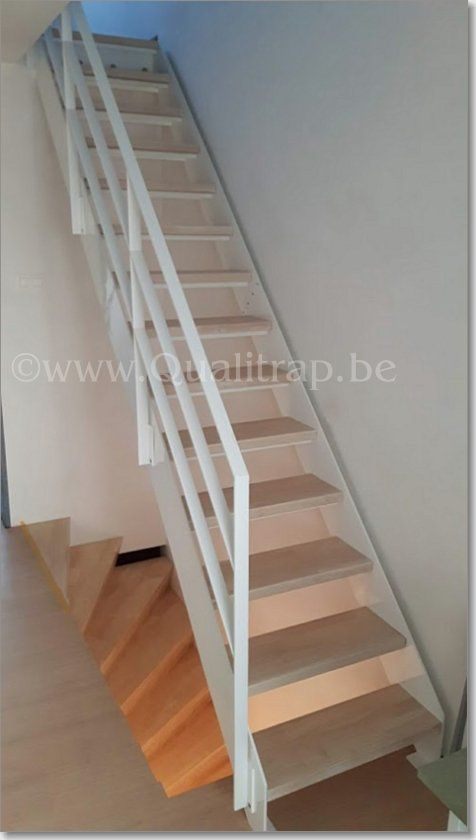 metalen trap met houten treden 