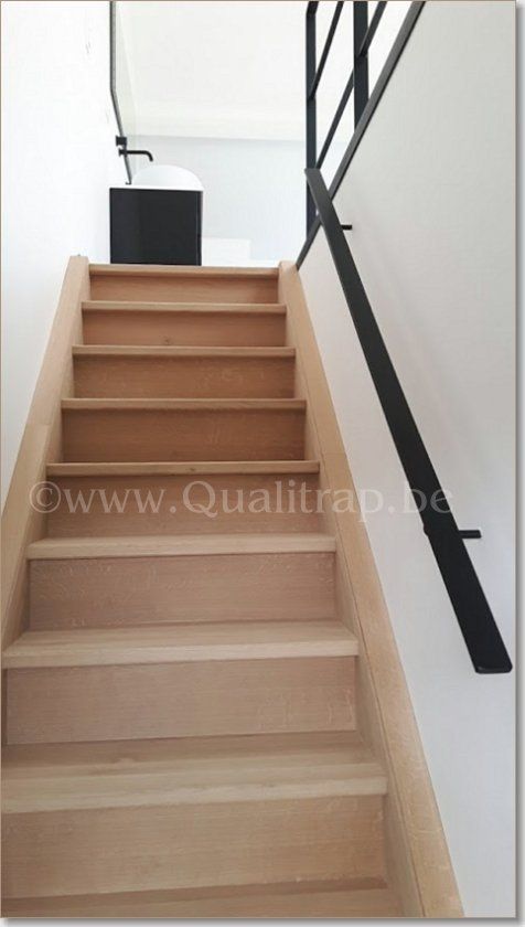 houten trap met metalen balustrade 