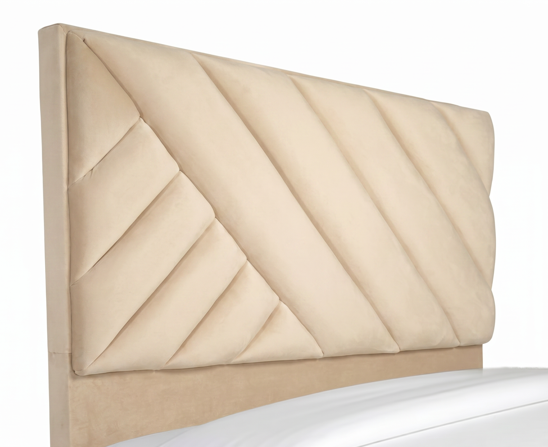 Cabecero tapizado en color beige con un patrón acolchado diagonal detrás de dos almohadas blancas.