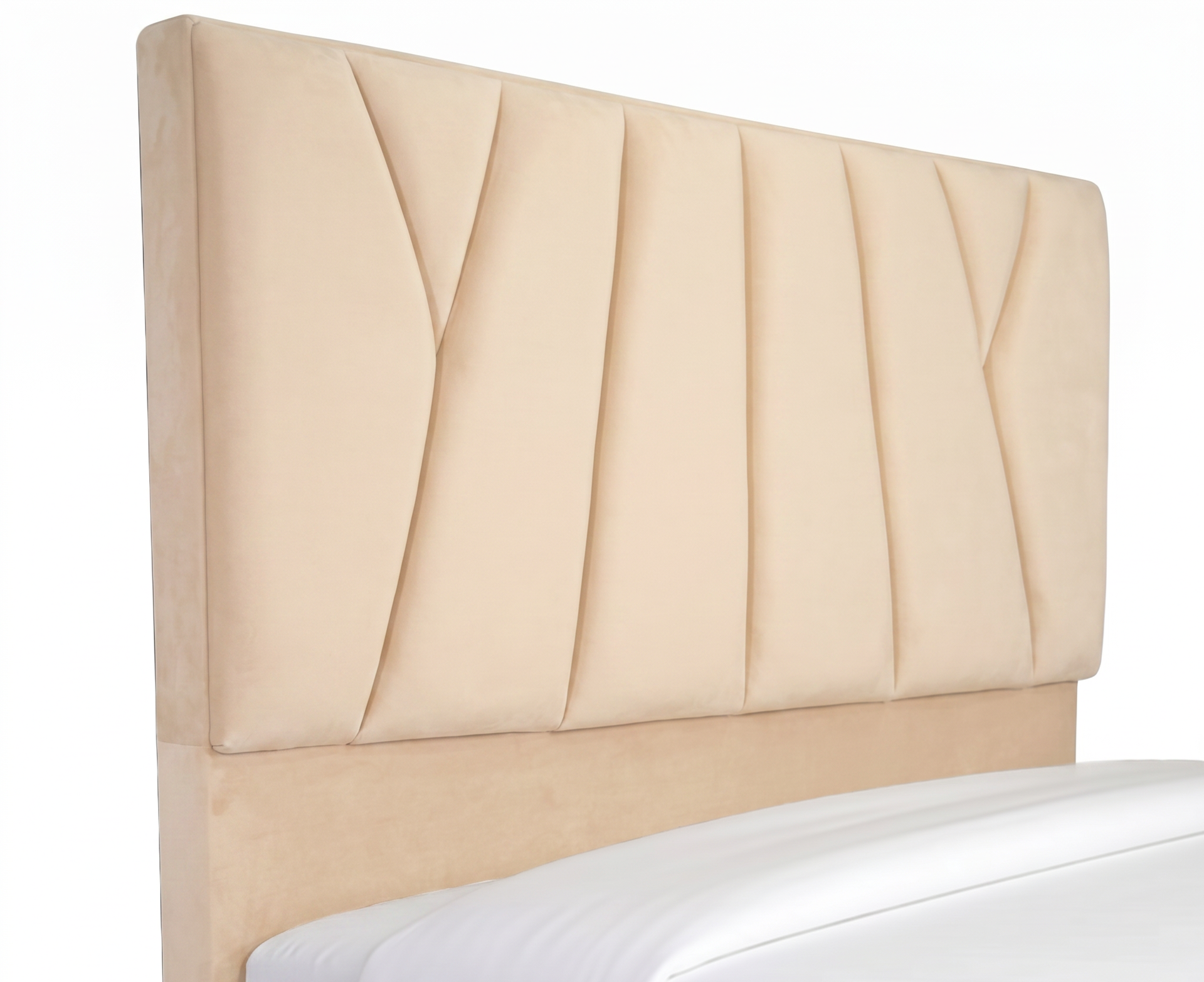 Cabecero capitoné tapizado en gris con almohadas blancas sobre una cama bien hecha en un dormitorio.