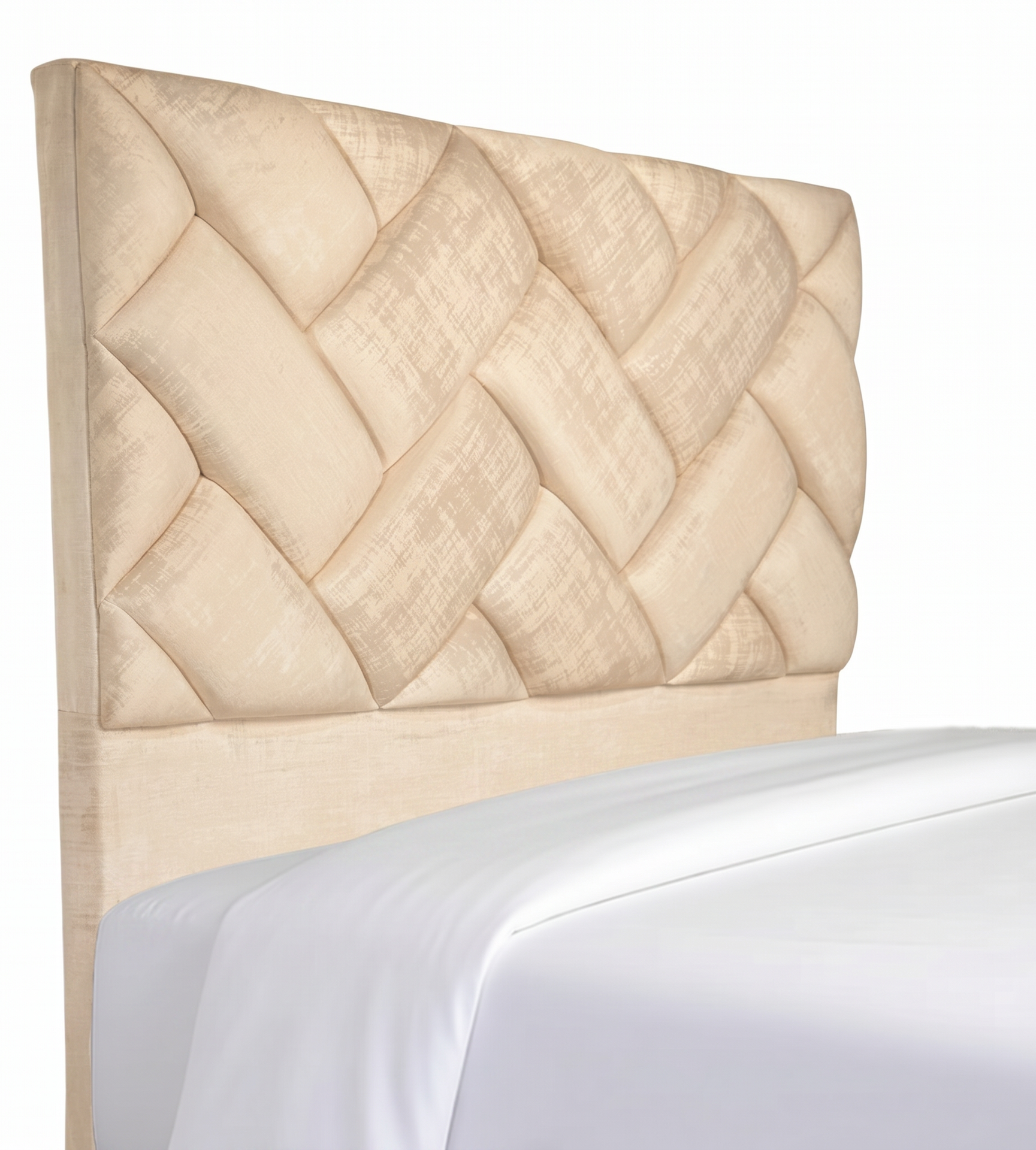 Dormitorio de color beige neutro con cabecero acolchado, almohadas blancas, cama y mesita de noche de madera junto a la ventana.