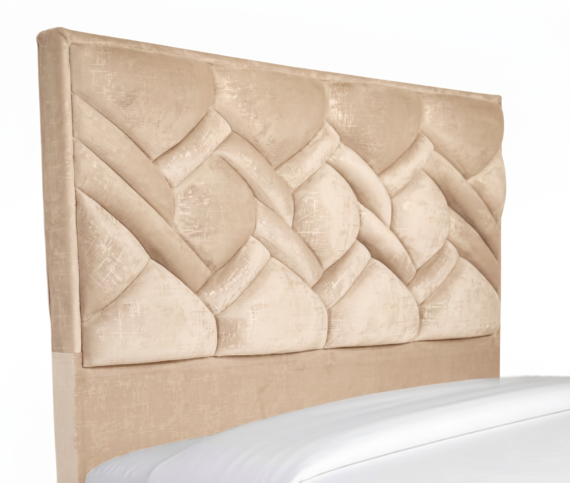 Cabecero tapizado en gris con costuras geométricas sobre una cama con almohadas blancas.