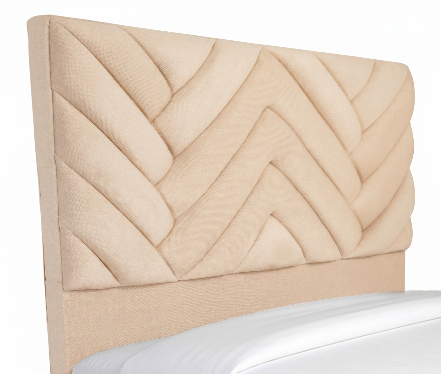 Cama de color beige neutro con cabecero tapizado de diseño geométrico, almohadas blancas y una lámpara de noche sobre una mesa de madera.