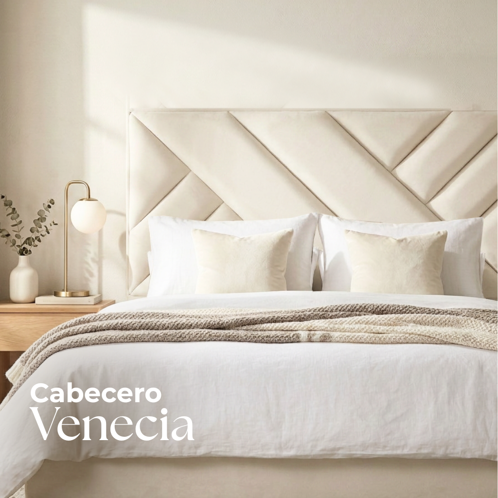 Cabecero tapizado en color beige con un patrón acolchado diagonal detrás de dos almohadas blancas.