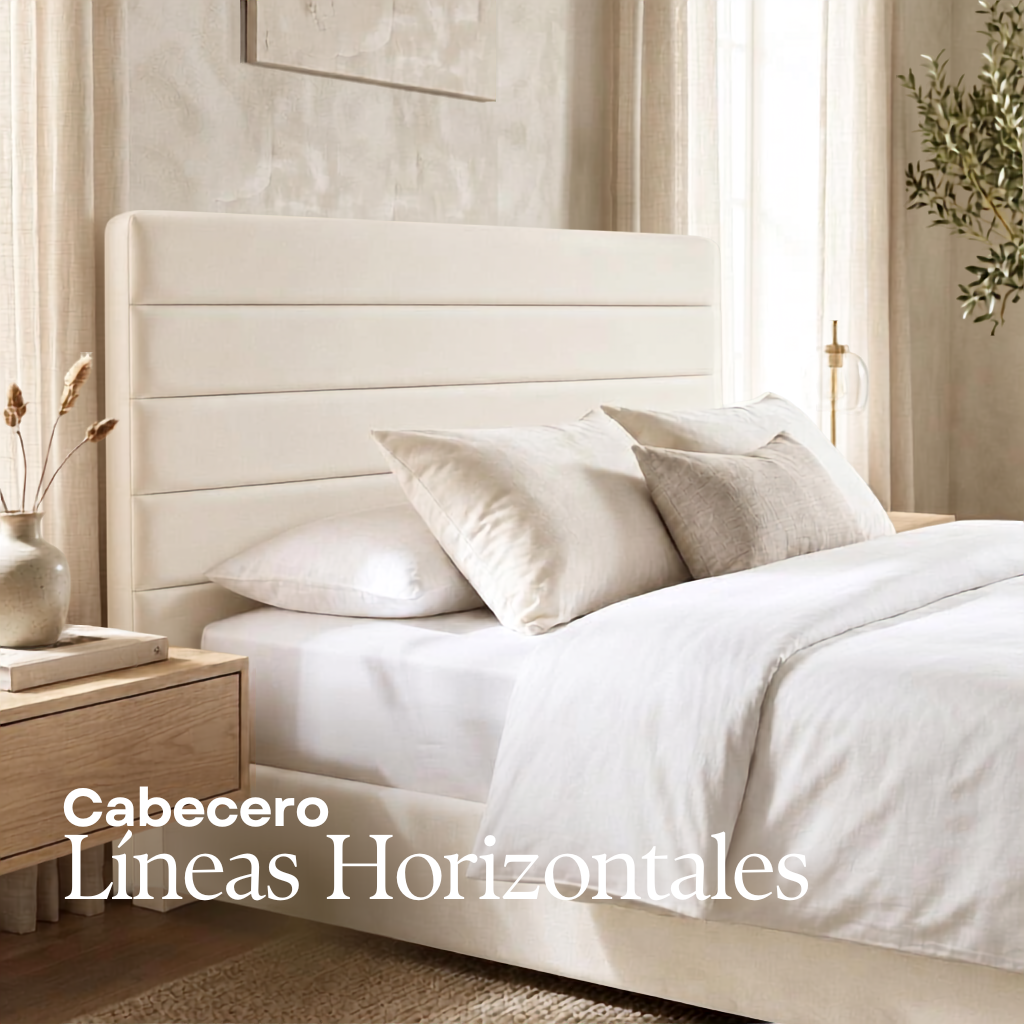 Cama con cabecero tapizado en color beige con líneas horizontales, almohadas blancas y ropa de cama a juego en un ambiente de dormitorio acogedor.