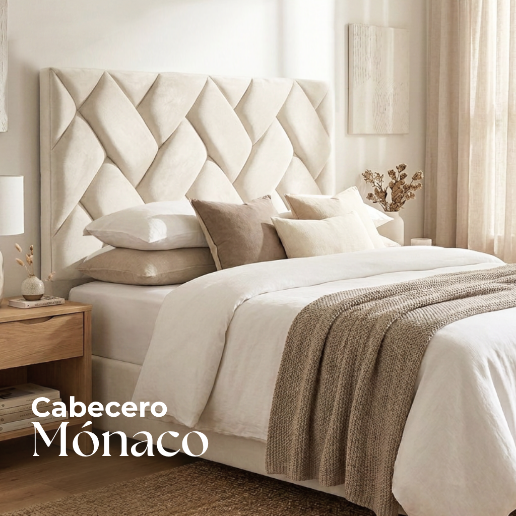 Elegante dormitorio color beige con cabecero tapizado con capitoné en forma de diamante, ropa de cama en capas y cortinas suaves.