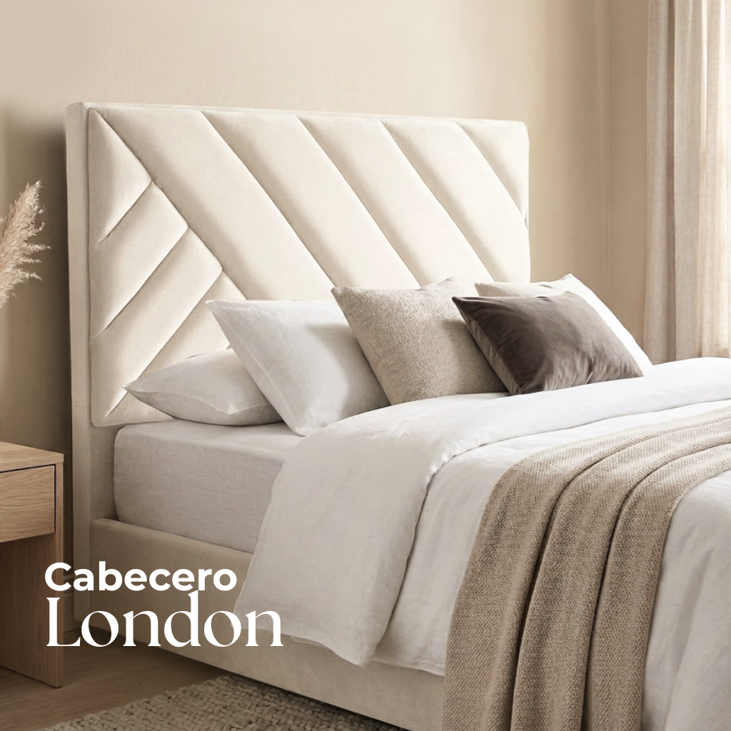 Dormitorio de color beige con cabecero blanco capitoné, ropa de cama en capas y el texto "Cabecero London".