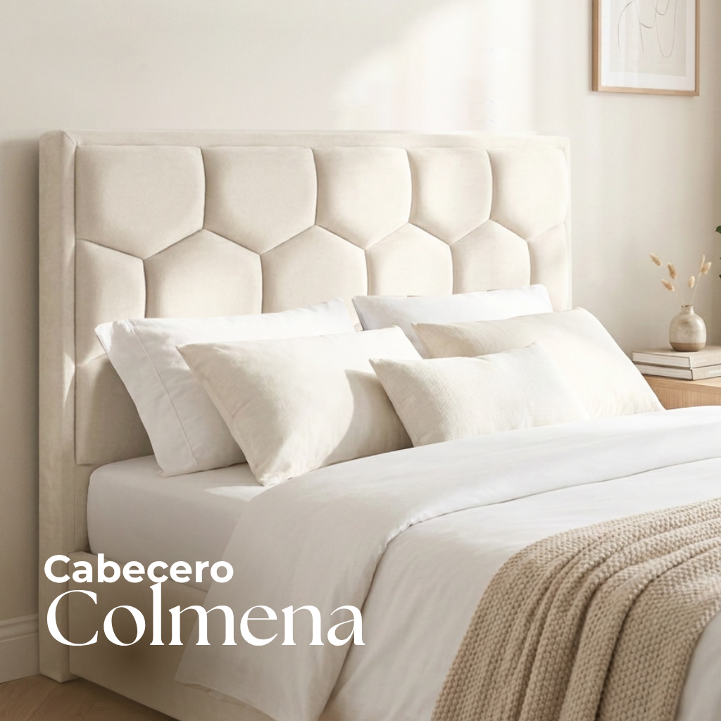 Cama tapizada en color crema con cabecero acolchado en un dormitorio luminoso, con la etiqueta “Cabecero Colmena”.
