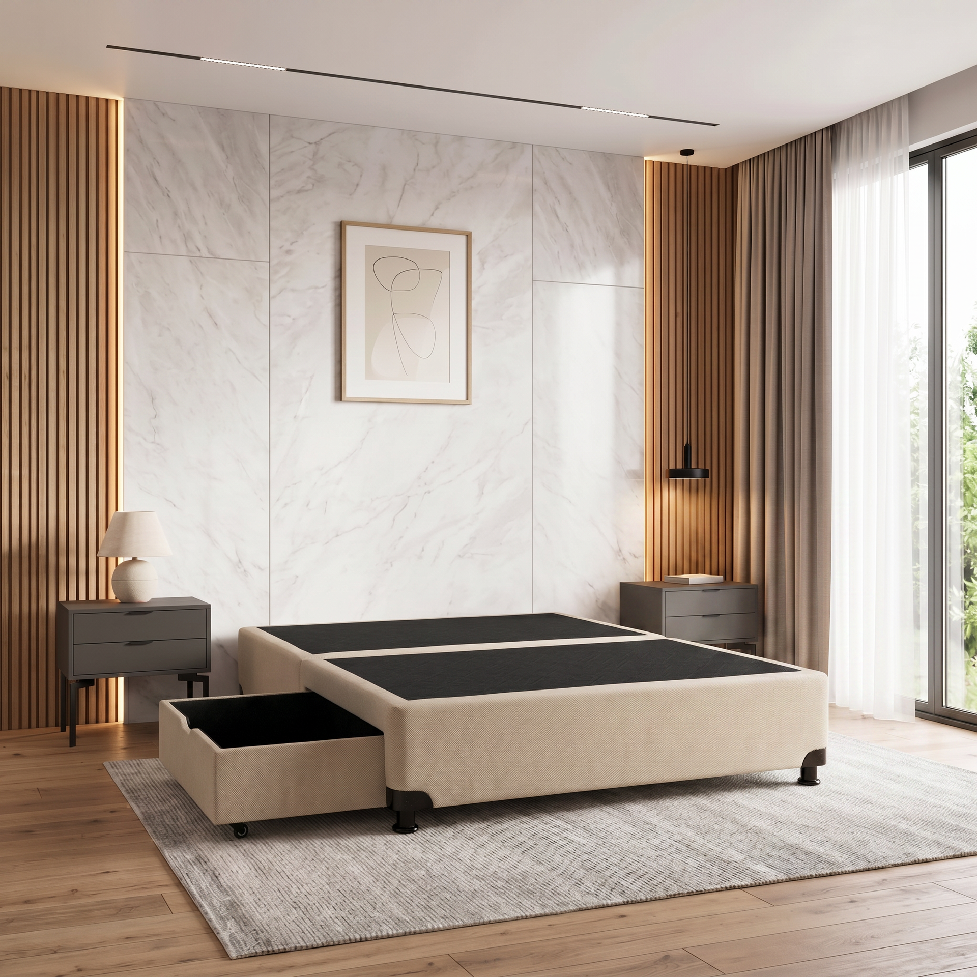 Dormitorio moderno con cama baja de color beige, detalles en madera, pared de mármol y grandes ventanales con cortinas transparentes.