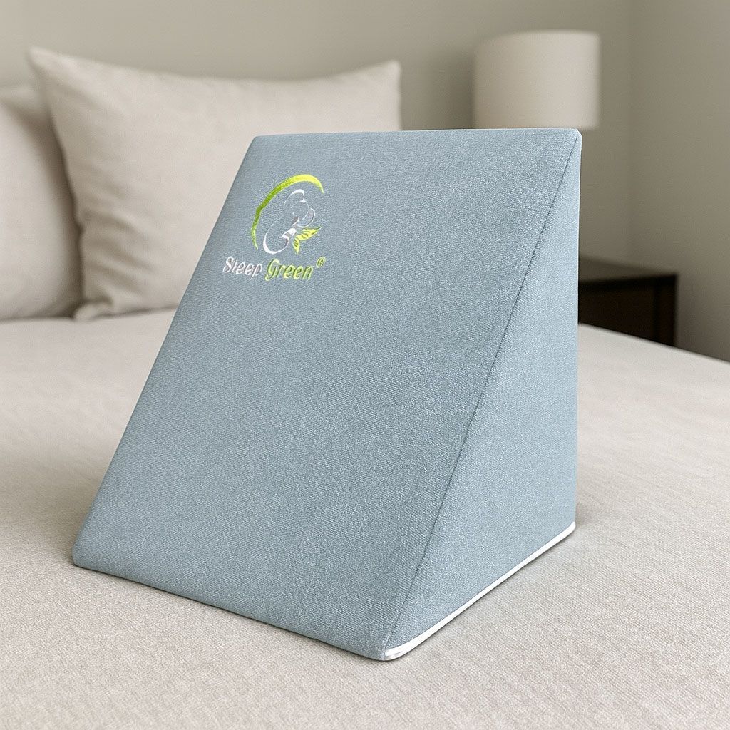Cojín texturizado de color azul claro que sostiene una tableta en una cama.