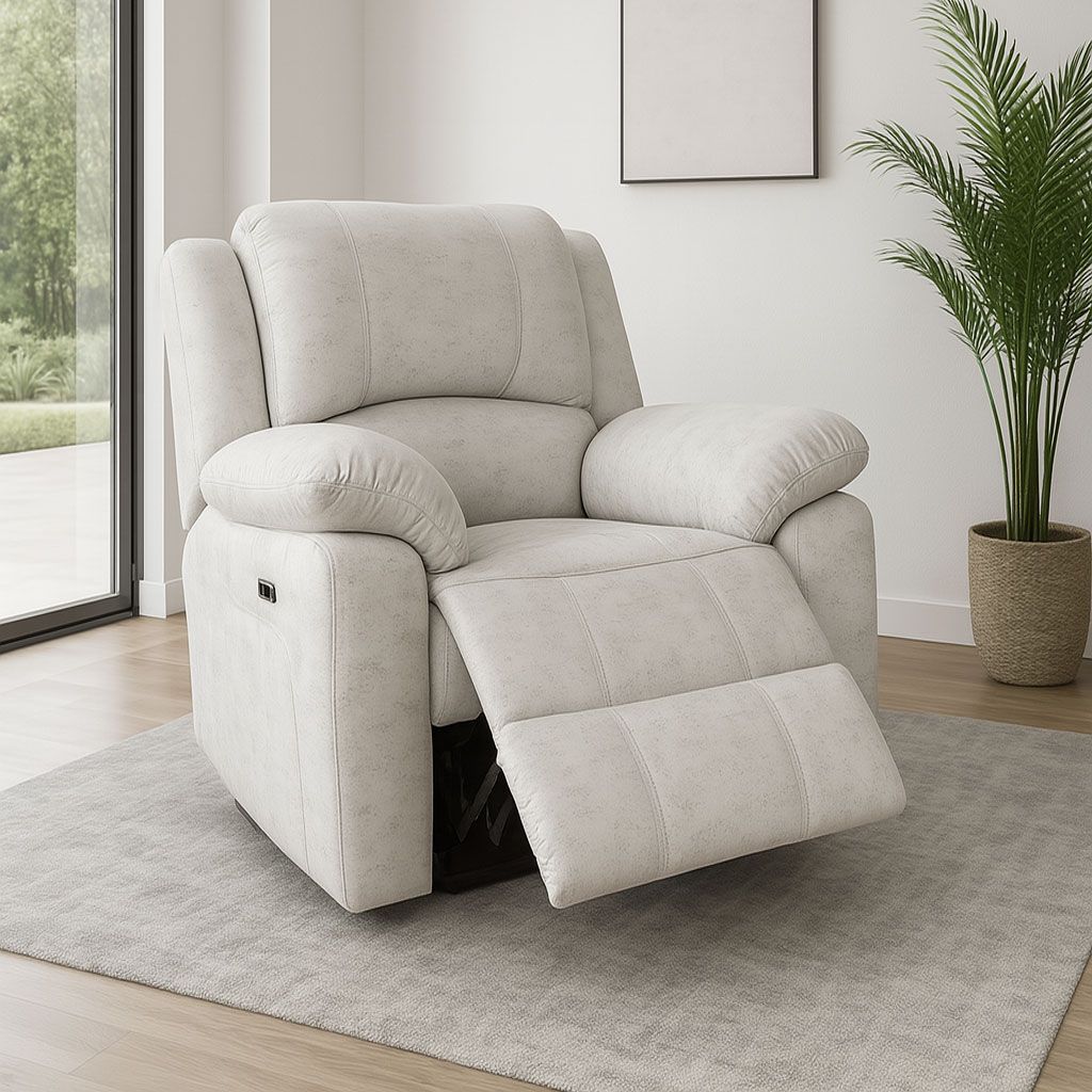 Sillón reclinable color crema con reposapiés extensible sobre una alfombra clara en una sala de estar luminosa.