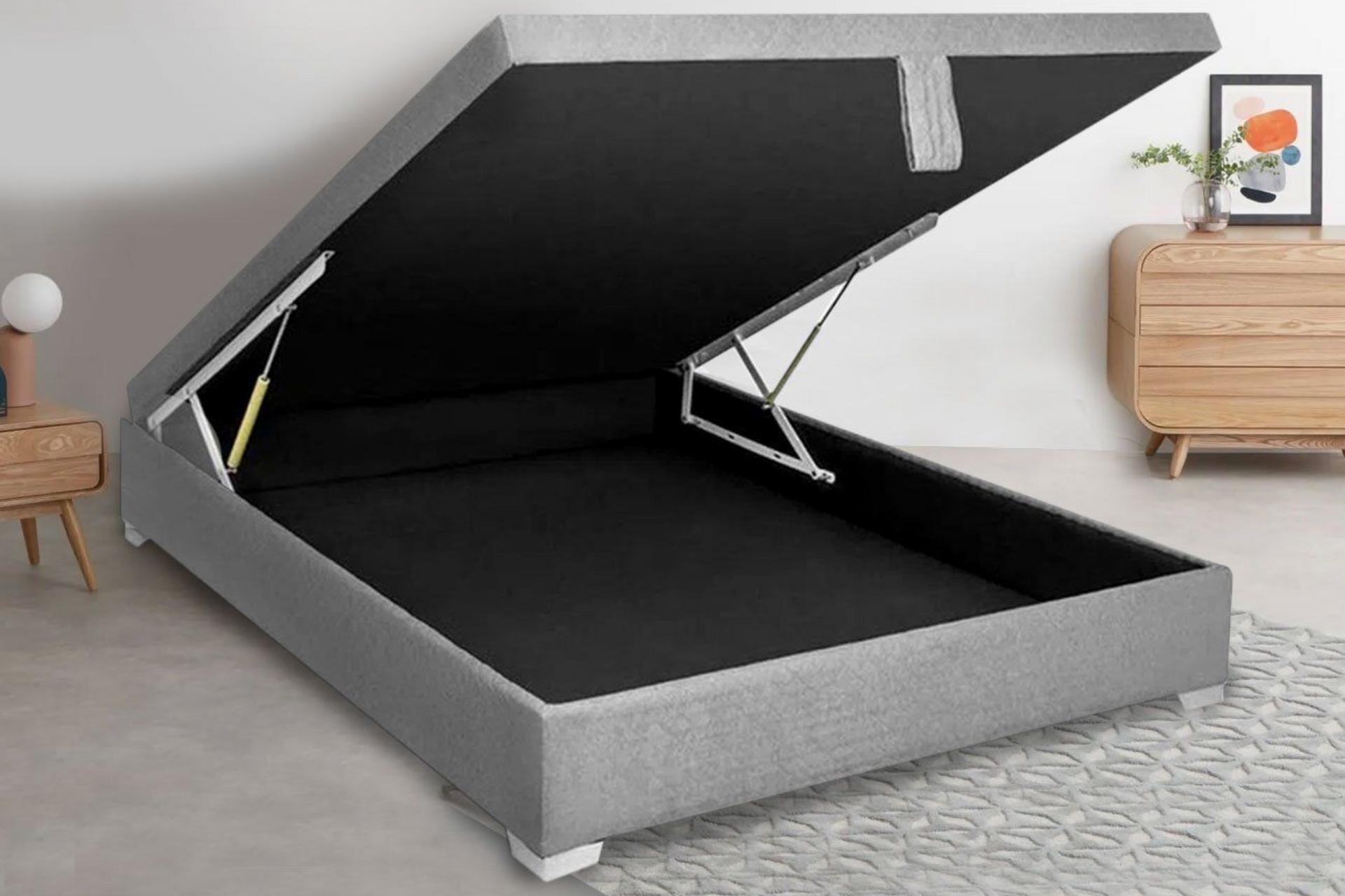 Cama abatible gris con compartimento abierto para el colchón negro en un dormitorio moderno.