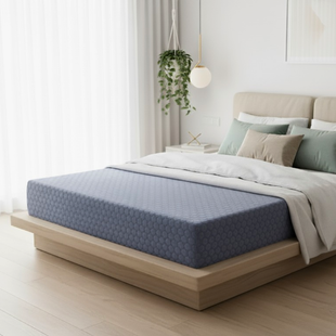 Dormitorio minimalista con cama de madera clara, colchón azul, ropa de cama blanca y planta colgante cerca de la ventana.