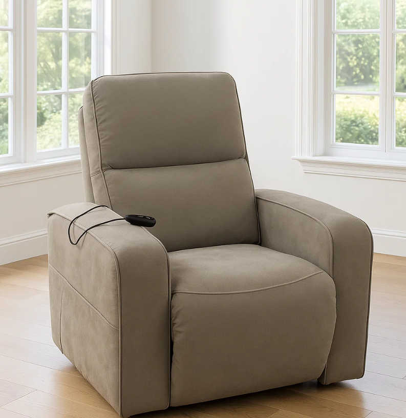 Sillón reclinable beige junto a ventanas luminosas en una habitación soleada, con un control remoto en el reposabrazos.