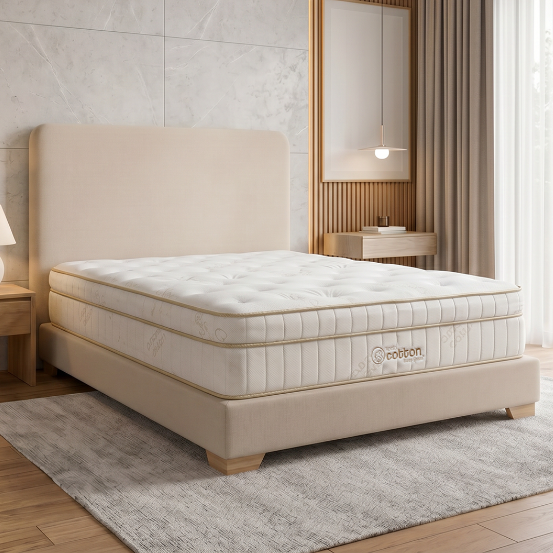 Cama moderna tapizada en color beige con colchón capitoné en un dormitorio luminoso y minimalista.