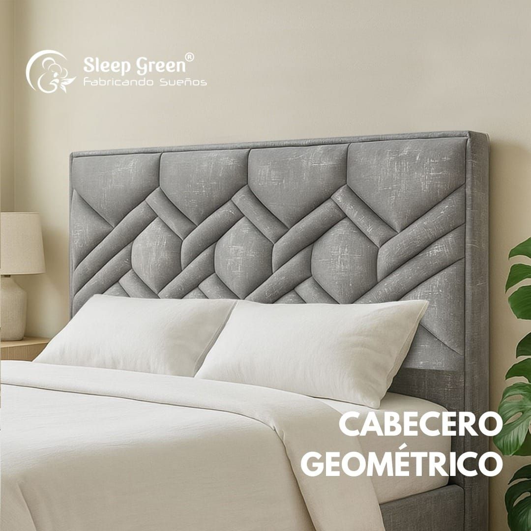 Cabecero tapizado geométrico gris detrás de una cama blanca en un dormitorio beige con el texto “CABECERO GEOMÉTRICO”.