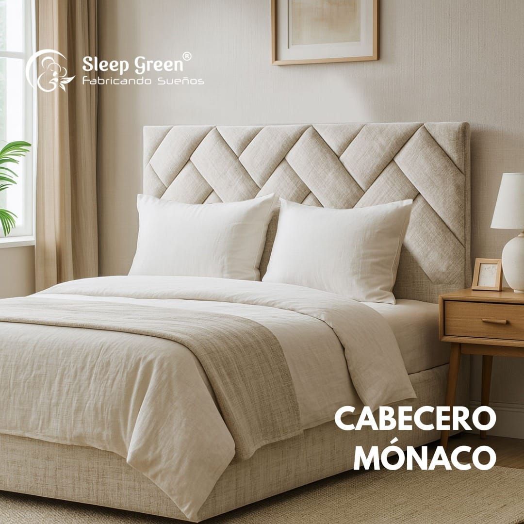 Cama tapizada en color beige neutro con cabecero capitoné en forma de diamante en un dormitorio luminoso.