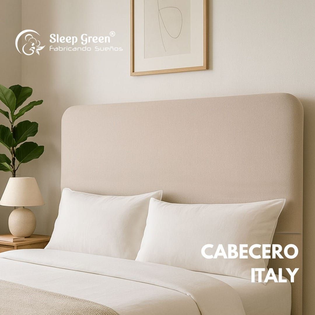Cabecero tapizado en color beige con almohadas blancas en un dormitorio luminoso, con la etiqueta “CABECERO ITALY”.